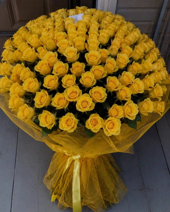 I Received 100 Yellow Roses While My Husband Was Away on a Business Trip — What I Discovered Hidden Among Them Left Me Speechless