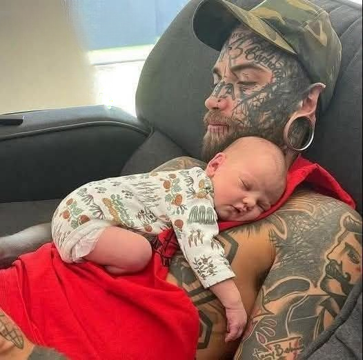 Australian Father Once Known for His Extensive Tattoos Embarks on a Life-Changing Personal Journey Inspired by His Young Daughter