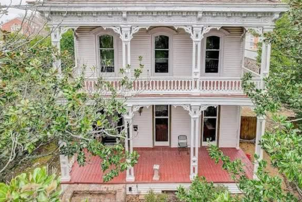 Spacious 8-Bedroom Home with Nearly 4,900 Square Feet – An Incredible Opportunity for Large Families or Buyers Seeking Extra Space