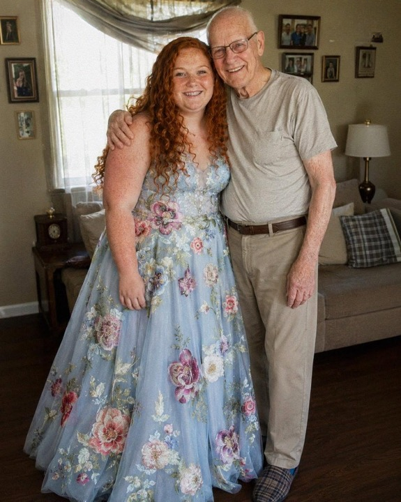 The Stitches of Love: The Handcrafted Prom Dress, a Sudden Loss, and the Stage Announcement That Silenced the Crowd