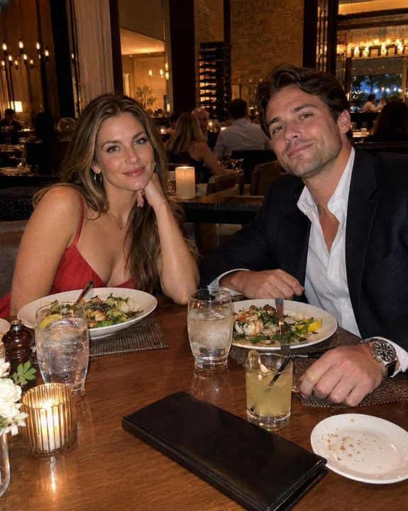 My Date Spent the Entire Evening Bragging About His Wealth, Then Handed Me a $200 Bill and Made an Awkward Assumption—My Calm Response Changed the Entire Dinner