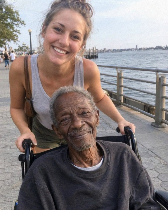 I Pretended to Be the Daughter of a Lonely Man I Met at a Hospice—After His Funeral, His Lawyer Handed Me a Locked Wooden Box and Revealed the Secret He Had Hidden for Twenty Years