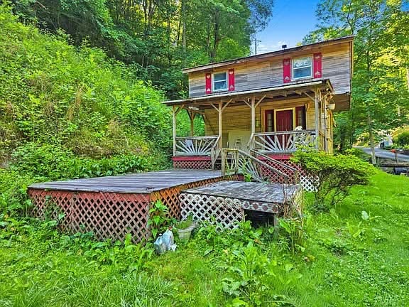 Explore 21 Mountain Acres in Kentucky with a Barn and Workshop for Just $72,000 — A Spacious Rural Property Full of Possibilities