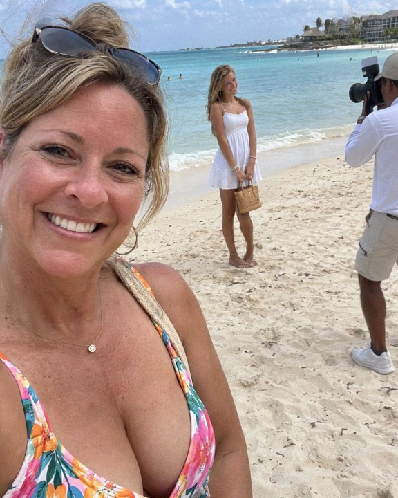 A Resort Photographer Offered to Take a Few Sunset Photos of My Seventeen-Year-Old Daughter, but an Hour Later the Hotel Manager Arrived With Her Purse and a Story That Made Me Question Everything